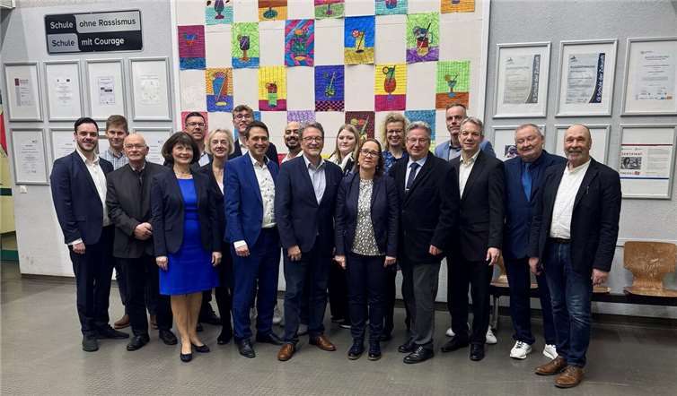 Die Kandidatinnen und Kandidaten der CDU Meckenheim (von links): Leo Breutigam, Paul Schnurpfeil, Karlheinz Spilles, Sabrina Gutsche, Conny Lawenstein, Ariane Stech, Dorian Deuster, Bürgermeisterkandidat Sven Schnieber, Boubacker Sahnoun, Rainer Friedrich, Luisa Blome, Nicole Döring-Welsch, Carolin Norden, Kai Drößler, Ronny Apitius, Martin Hubmacher, Martin Leupold sowie Ratsherr Wilfried Wieland, der dieses Jahr nicht mehr antritt.  Foto: privat