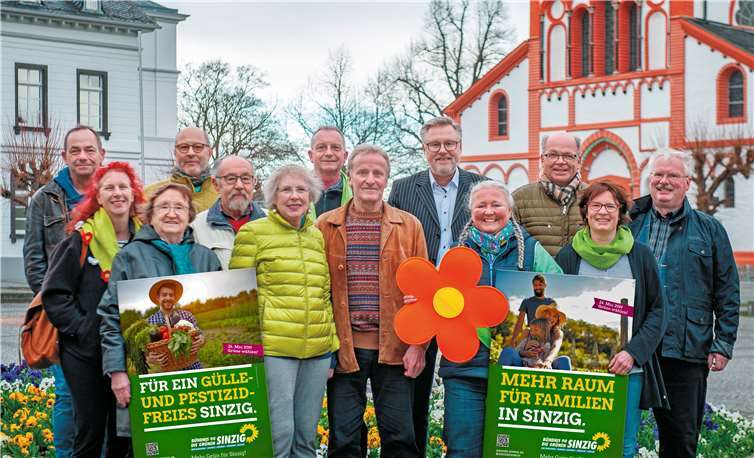 Die Kandidatinnen und Kandidaten der Grünen für den Sinziger Stadtrat mit Wahlplakaten (v.l.n.r) : Martin Ruch, Dr. Natalie Wendisch, Regina Pfendtner, José-Luis Wagner, Felix Pfendtner, Ursula Schwarz, Ernst-Jürgen Fischer, Klaus Hahn, Ralf Urban, Claudia Thelen, Hardy Rehmann, Sabine Stein und Anton Simons.Foto: Ulrike Simons