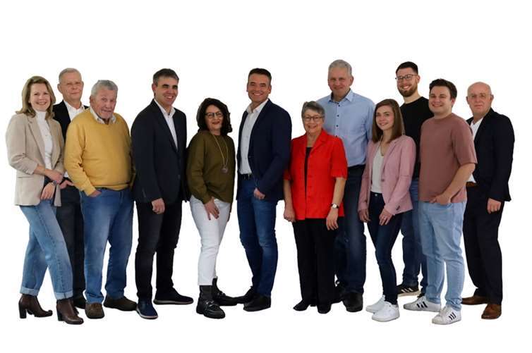 Die Kandidatinnen und Kandidaten: v.li. Christina Roeder (Platz 11), Kurt Isbert (Platz 5), Wolfgang Greiber (Platz 6), Lars Stein (Platz 3), Susanne Best (Platz 4), Tim Josef Michels (Ortsvorsteher- und Stadtratskandidat, Platz 1), Maria Weber (Platz 2), Thomas Schneider (Platz 7), Ines Neuzerling (Platz 8), Adrian Moretti (Platz 9), Arthur Welz (Platz 12), Uwe Müller (Platz 10) . Quelle: CDU Arenberg-Immendorf