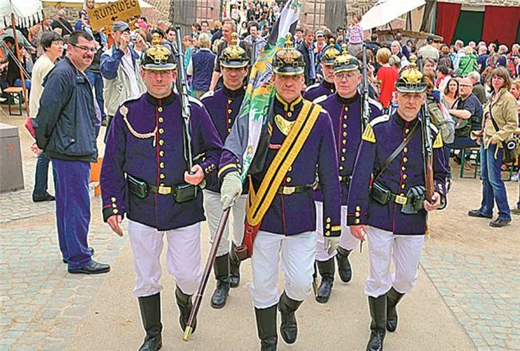 Die Kanoniere demonstrierten beim Marsch über das Festungsgelände, was preußischer Drill ist.  HEP