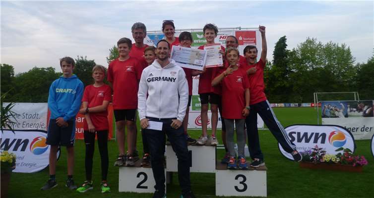 Die Kanurennsportler vom WSV Koblenz-Metternich gemeinsam mit Zehnkämpfer Kai Kazmirek.privat