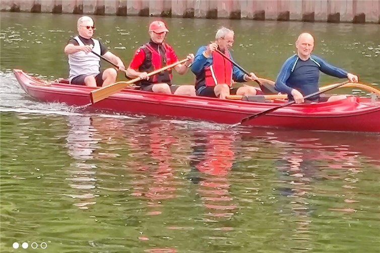Die Kanuten des Neuwieder Wassersportvereins beim Paddeln mit dem neuen Auslegerkanu