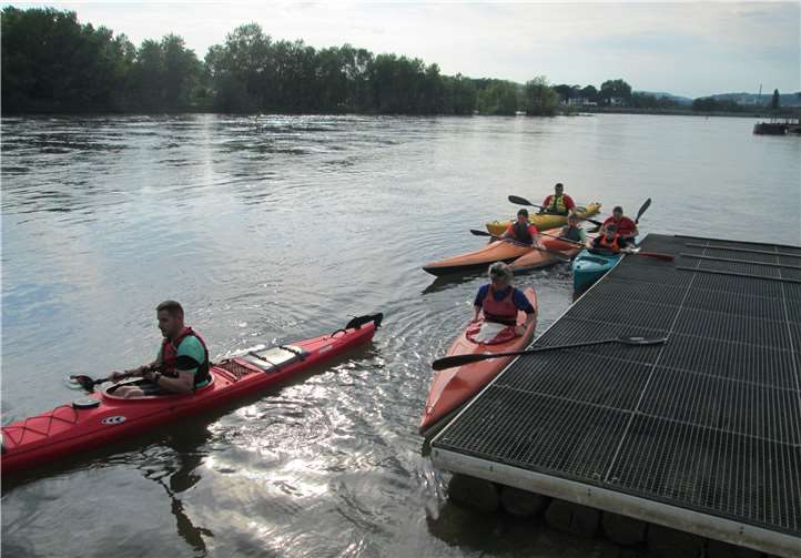 Die Kanuten nach dem Einsetzen ihrer Boote auf dem Rhein.