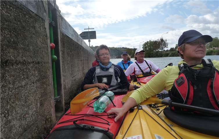 Die Kanutinnen beim Schleusenvorgang.privat