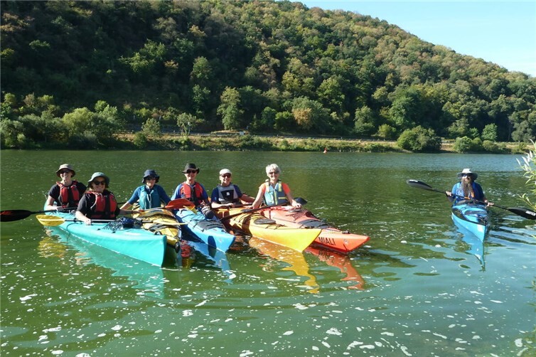Die Kanuwanderfahrer des Neuwieder Wassersportvereins bei ihrem Start in Winningen.