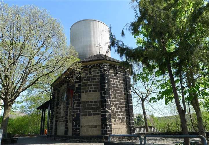 Die Kapelle am Guten Mann, typisch Lassaulx, kontrastreich vor dem Kühlturm des Kernkraftwerkes aus Beton. Fotos: Oswald Senner