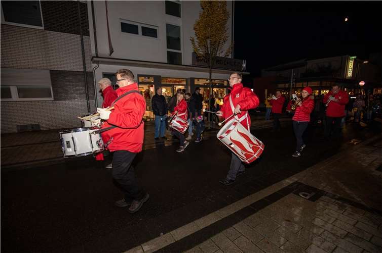 Die Kapelle unterstützte die kleinen Sänger.