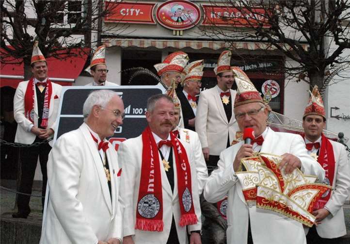 Die Kappen für die Neuen im Elferrat Hermann-Josef Romes,Gerd Prämassing wurden vom Obmann Fred Stenz überreicht.