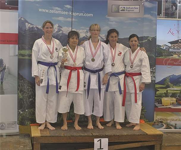 Die Karateka Shirley Fernan aus Bendorf (2.v.li.) war erneut sehr erfolgreich. privat