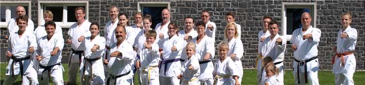 Die Karateka auf der Wiese der Jugendherberge in Bad Marienberg.