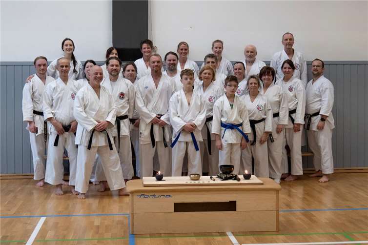 Die Karateka des TV Heddesdorf meistern eine 108-fache Kata-Wiederholung.  Foto: Rainer Claaßen