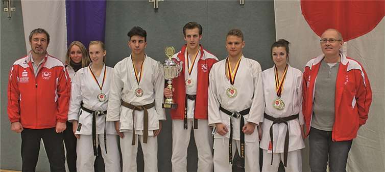 Die Karateka vom TV Remagen kämpften hervorragend beim JKA-Cup in Bottrop.privat