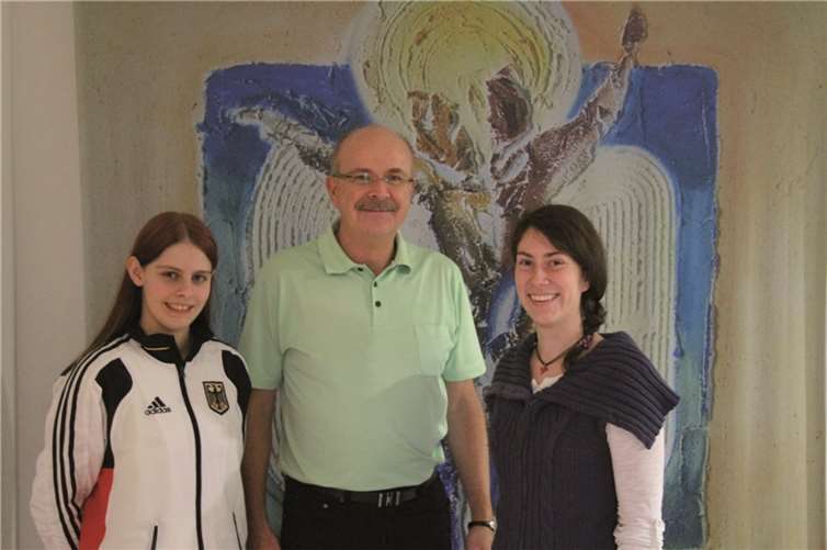 Die Karatekämpferin Lara Neumann mit dem Therapeutischen Direktor Johannes Zielinski und der Sommerbiathletin Monika Rörig. privat