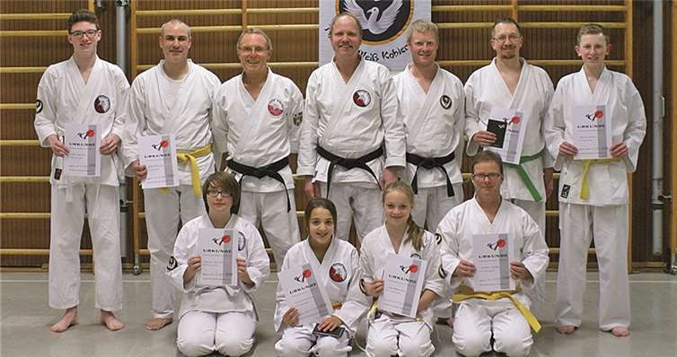 Die Karatekas freuen sich über ihre tollen Leistungen. privat