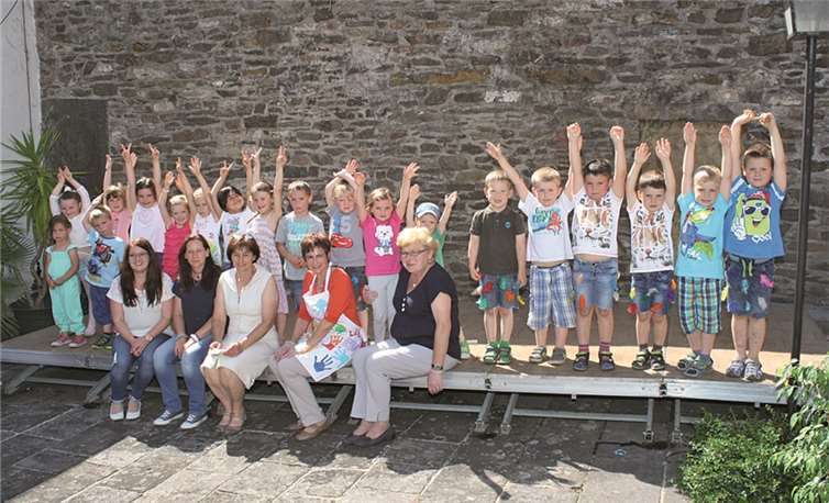 Die Kardener Kinder und ihre Erzieherinnen verabschieden sich im grünen Kreuzgang von St. Castor vom örtlichen Kindergarten. TE