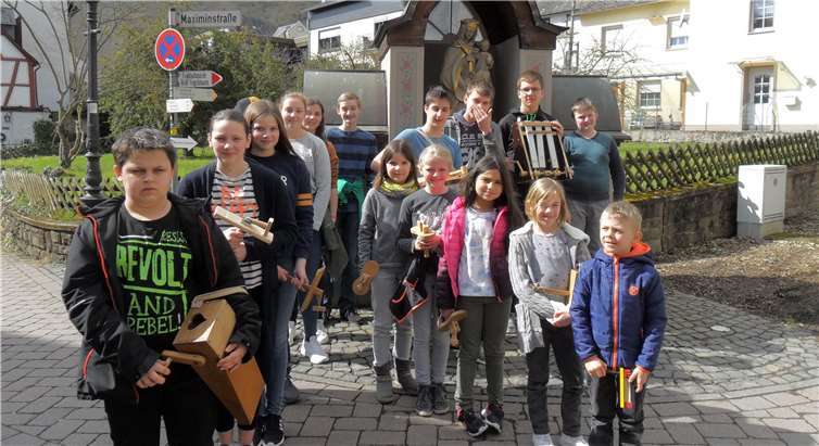 Die Kardener Kläpperjugend formierte sich zu einem „K“ am „Bildche“. Ein „K“ für: Kirche - Kartage - Kreuz Jesus und Kläpper(n)jugend - Kult - Karden.  Heidrun Loosen