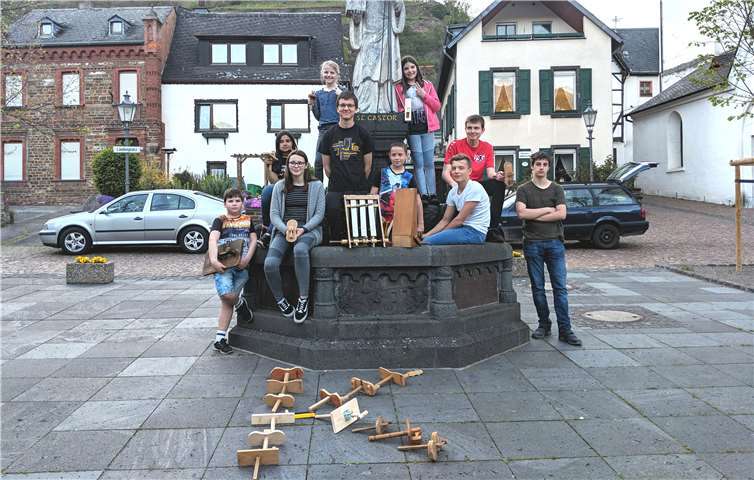 Die Kardener Kläpperjugend versammelt sich um Castorbrunnen mit einem davor aus Holzkläppern gelegten „K“ für Kirche, Kartage, Kreuz sowie Kläppern, Kult, Karden. Foto: privat