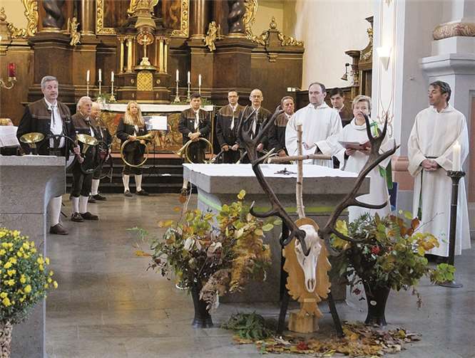 Die Karmeliterkirche St. Josef in Beilstein bildete einen würdigen Rahmen für die Hubertusmesse. Im Vordergrund ein kapitaler 20-Ender.MT
