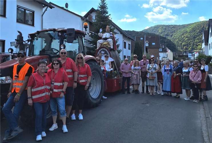 Die Karnevalisten beim Umzug durch Walporzheim.  Foto: Stefan Jacobs