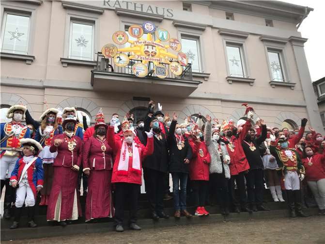 Die Karnevalisten der Gesamtstadt mit Bürgermeister und Pastor. Foto: AB