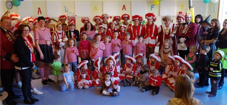 Kleine und große Jecken feierten Karneval Die Karnevalisten der KG „Bunte Kuh“ Walporzheim besuchten den Kindergarten Sausewind in Ramersbach.Foto: Hardy Mies
