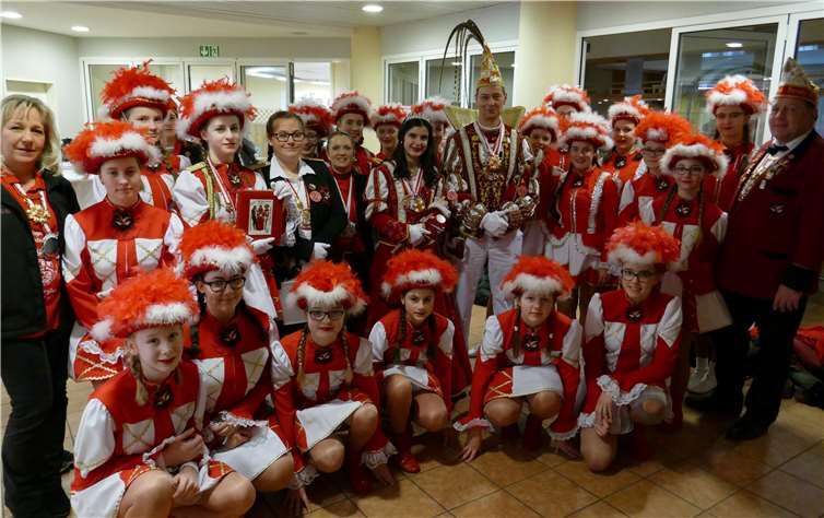 Die Karnevalisten der KG „Bunte Kuh“ Walporzheim mit den beiden Funkengruppen beim KFD. Hardy Mies