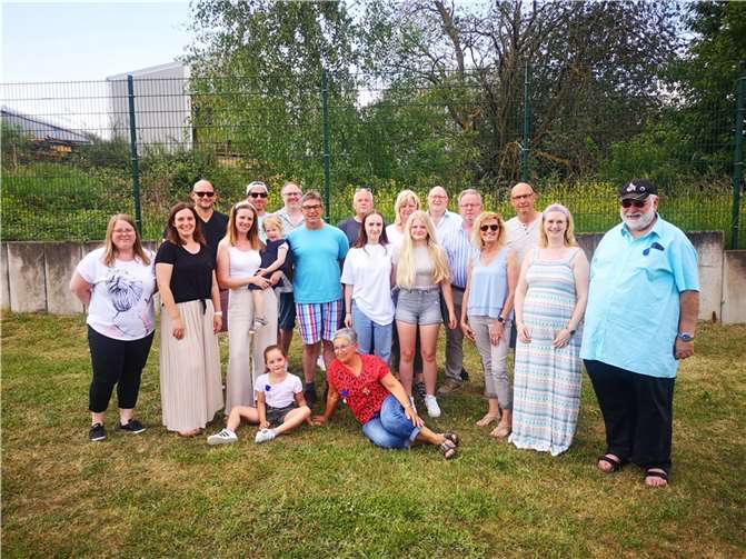 Die Karnevalisten des HCV Hausen und des 81.Husaren Regiment Blau Weiß Hausen.  Foto: privat