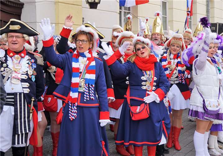 Die Karnevalisten feiern den erfolgreichen Rathaussturm gemeinsam.