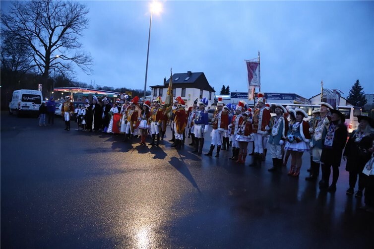 Die Karnevalisten machen sich bereit zum Sturm auf die Kaserne.Fotos: WAMFO.DE