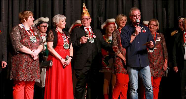 Die Karnevalisten um das Prinzenpaar Guido I. und Elisabeth I. auf der Bühne mit K.C. Böse Buben Vorstand Gerd Krechel.