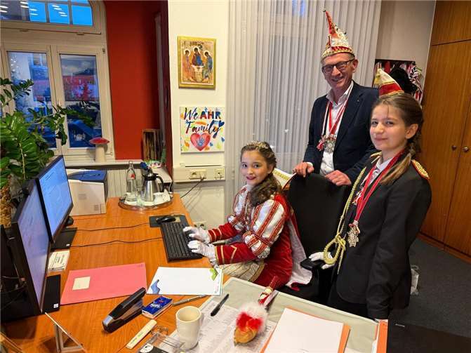 Die Karnevalisten wurden von Kreisstadtbürgermeister Guido Orthen zu der „Paragraphenerfüllung“ eingeladen.  Foto: privat