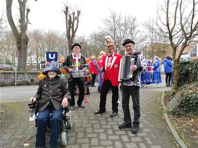 Die Karnevals-Gesellschaft Plaidt 1971 e.V., hat dem Seniorenzentrum Maria vom Siege Plaidt Schwerdonnerstag mit ihrem „Balkonbesuch“ eine große Freude bereitet. Foto: privat