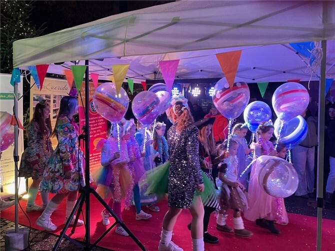 Die Karnevals-Modenschau war ein Höhepunkt des First Friday.