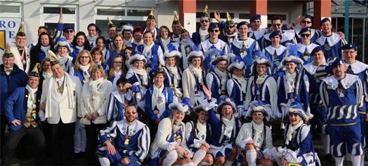 „Fassenacht erst Freu(n)de macht, wenn Blau-Gold tanzt, singt und lacht“ Die Karnevalsfreunde Blau-Gold sind eine große Gemeinschaft. privat