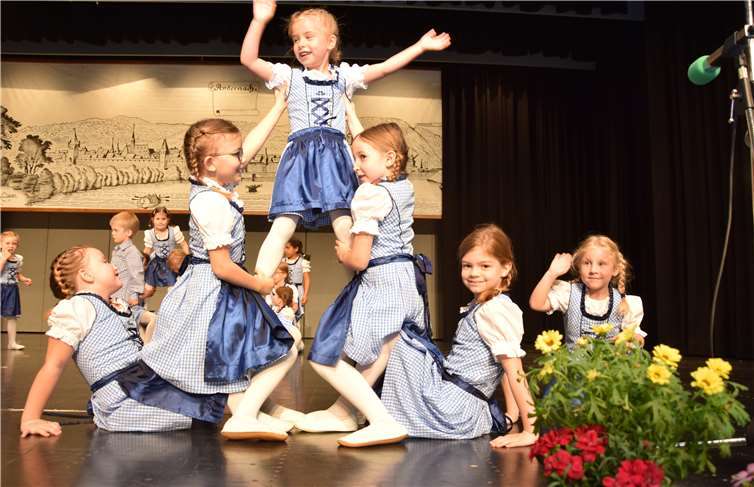 Die Karnevalsgesellschaft Fidelitas 1893 „Blaue Funken“ e.V. gestaltete einen großen Teil des Unterhaltungsprogramms, und besonders die Minis mit ihrer Tanzvorführung begeisterten das Publikum.