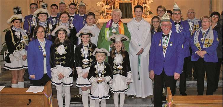 Die Karnevalsgesellschaft um ihren Präsidenten Thomas Nöthen war zur Predigt vollständig angetreten.  privat