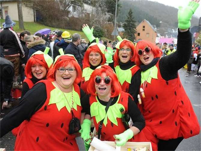Die Karnevalsgruppe "Gruppe Jäger" beim Karnevalsumzug in Oberbreisig 2016