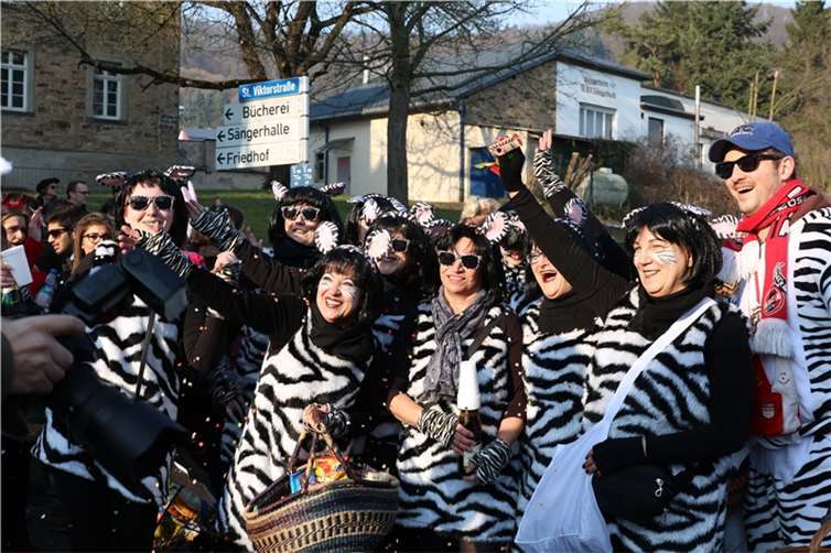 Die Karnevalsgruppe "Gruppe Jäger" beim Karnevalsumzug in Oberbreisig 2018