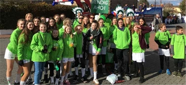 Die Karnevalsgruppe der Handballer mit Julia Ott, Marie Schmidt,Katja Weber, Jule Karbaumer, Geraldine Bermel, Jule Plehwe, Vanessa Arnold,Lukah Braun, Hannah Schumacher, Janne Berresheim, Anna Marx,Caro Neumann, Anke Bous, Anastasia Frimberger, Uli Bösch, Michi Sauerborn,Anouk Braun, Bianca Woischny, Ella Hoffmann, Helena Schumacher, DianaHoffmann, Hagen Krempel, Peter Stein, Mareike Liesenfeld, Giuliano Gonschorek, Johanna Schäfer, Anita Frahi, Ben Nürnberg und Jason Bemfert.privat