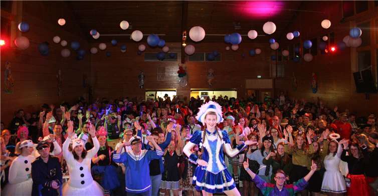 Die Karnevalsparty der KG Blau-Weiss Niederlützingen lockte wieder viele Jecken in die Mehrzweckhalle. Foto: privat