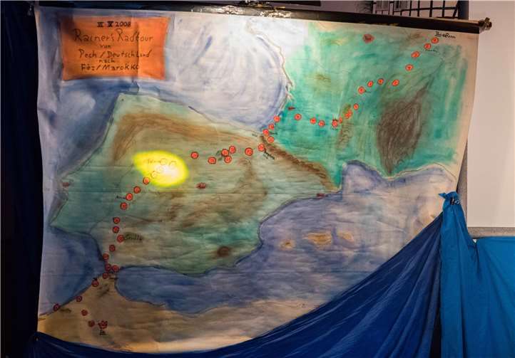 Die Karte in der Kulisse zeigt den Weg quer durch Europa.