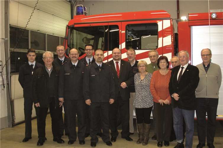 Die Karthäuser Feuerwehr und die SPD vor dem neuen Löschfahrzeug.privat