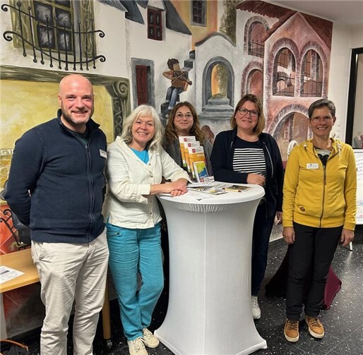 Die Kath. Familienbildungsstätte Andernach e.V. hat in Kooperation mit dem Sozialpsychiatrischen Dienst des Gesundheitsamtes Mayen-Koblenz, dem Netzwerk Demenz Mayen-Koblenz und dem Pflegestützpunkt Andernach einen Vortragsabend mit dem Titel „Wertschätzende Kommunikation und Umgang mit Menschen mit Demenz“ unter Leitung von Frau Maria Theresia Schmitz durchgeführt. Foto: Kath. Familienbildungsstätte Andernach e.V.