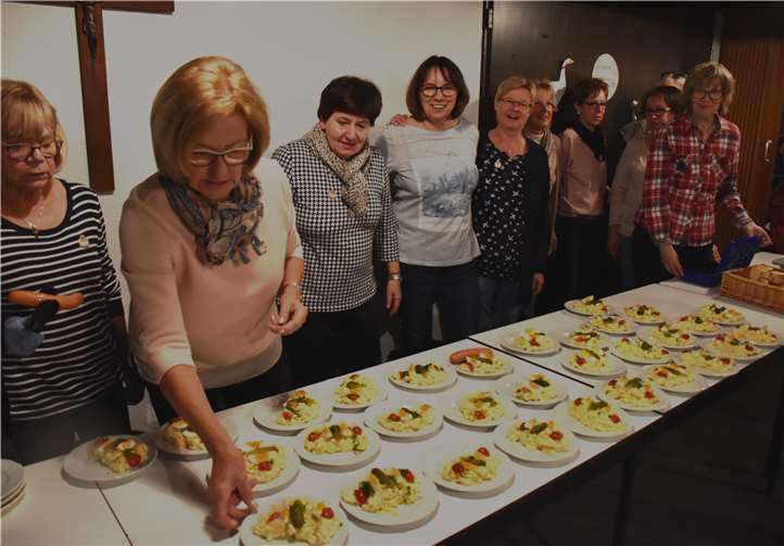 Die Kath. Frauengemeinschaft unter Angelika Wittlich (2.v.l.) hatte im Pfarrheim leckeren Kartoffelsalat mit Würstchen vorbereitet.