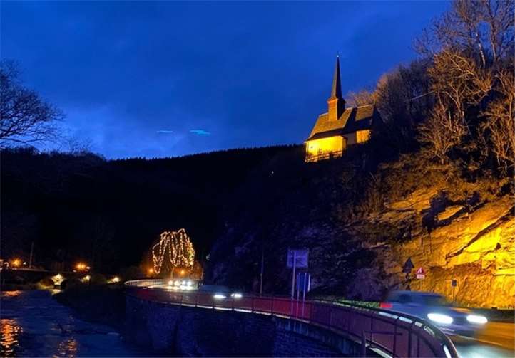 Die Katharinenkapelle und die Linde unterhalb sind weihnachtlich beleuchtet. Fotos: privat
