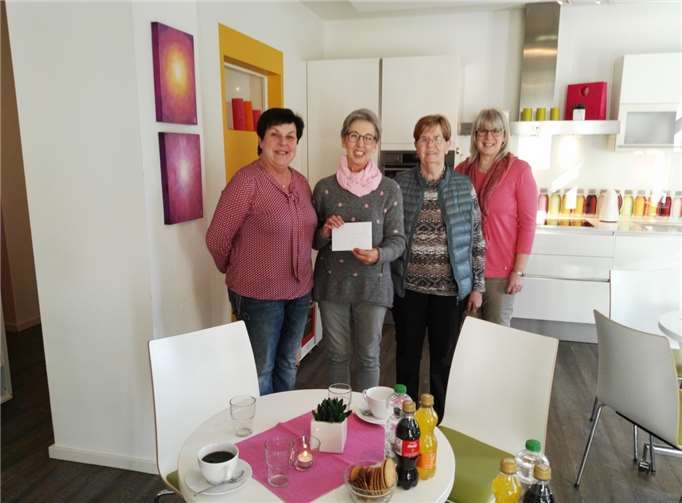 Die Katholische . Frauengemeinschaft Kettig (kfd) begab sich auf Spendentour und verteilte die Spenden aus dem Supererlös der diesjährigen Mädchensitzung. privat