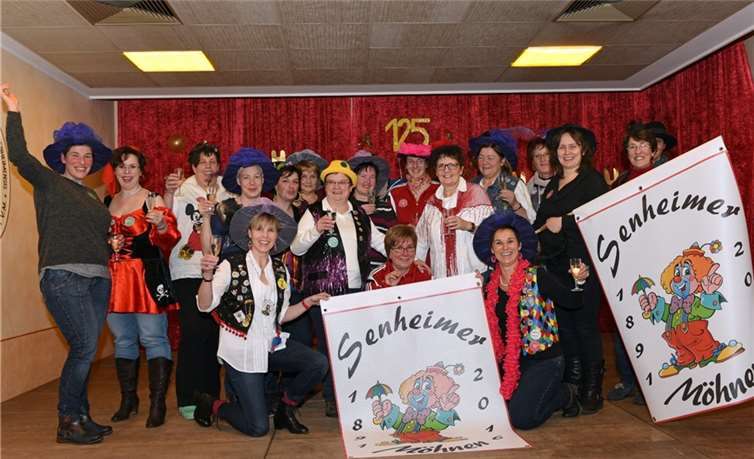 Die Katholische Frauengemeinschaft mit ihrer neuen Fahne der Möhnen.privat