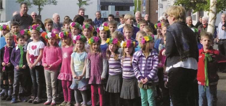 Die Katholische Grundschule Merl präsentierte ihre Frühlingskinder. privat