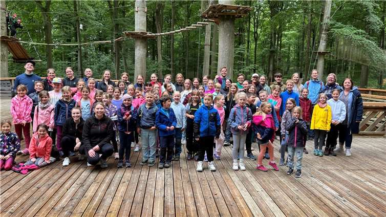 Die Katholische Mädchenjugend Mendig unternahm einen Ausflug in den Kletterwald nach Kürrenberg.  Fotos: privat