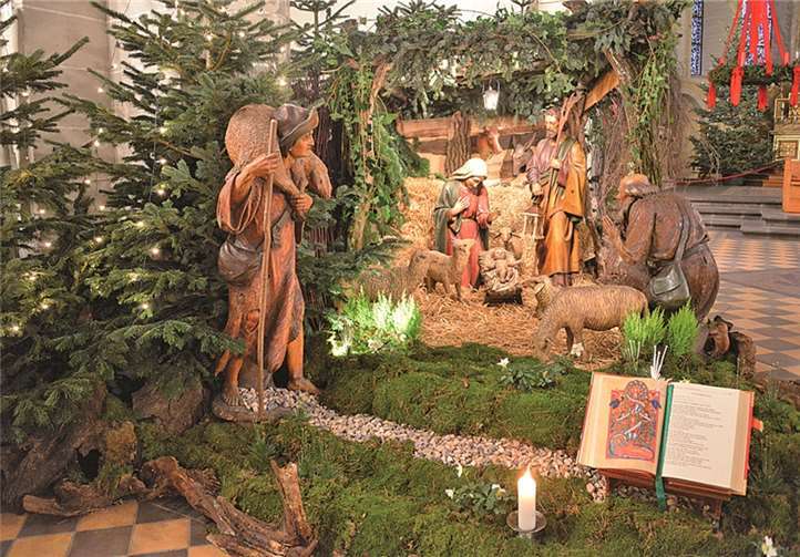 Die Katholische Pfarrgemeinde St. Kastor Koblenz hat der Basilika zu weihnachtlichem Glanz verholfen. Die hübsche Krippe wurde von Rüdiger Brennig gefertigt. privat